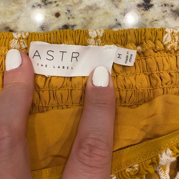 ASTR The Label Women's Yellow and White Crop-top Medium - Picture 8 of 10